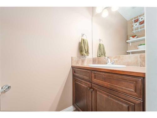 436 Silkstone Crescent West, Lethbridge, AB - Indoor Photo Showing Bathroom