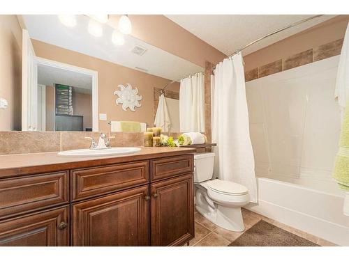 436 Silkstone Crescent West, Lethbridge, AB - Indoor Photo Showing Bathroom