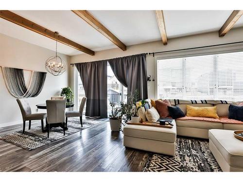 478 Devonia Way West, Lethbridge, AB - Indoor Photo Showing Living Room