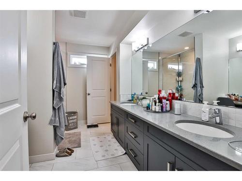 478 Devonia Way West, Lethbridge, AB - Indoor Photo Showing Bathroom