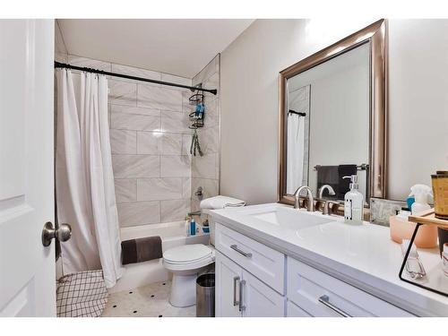 478 Devonia Way West, Lethbridge, AB - Indoor Photo Showing Bathroom