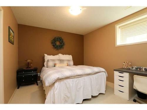 41 Fairmont Terrace South, Lethbridge, AB - Indoor Photo Showing Bedroom