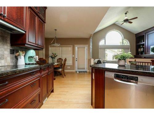 41 Fairmont Terrace South, Lethbridge, AB - Indoor Photo Showing Kitchen