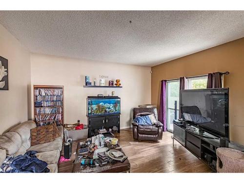 428 12 Street North, Lethbridge, AB - Indoor Photo Showing Living Room