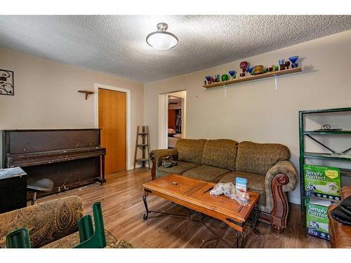 428 12 Street North, Lethbridge, AB - Indoor Photo Showing Living Room