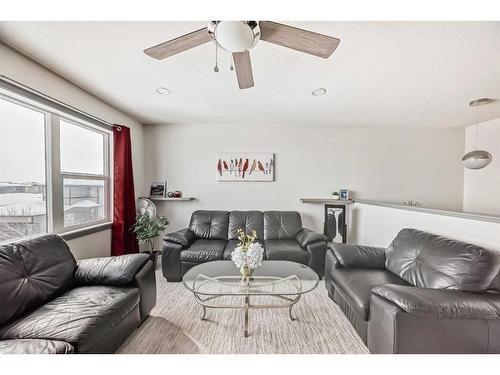 441 Devonia Way West, Lethbridge, AB - Indoor Photo Showing Living Room