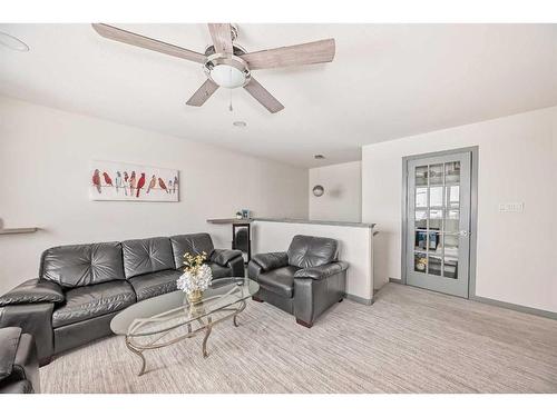 441 Devonia Way West, Lethbridge, AB - Indoor Photo Showing Living Room