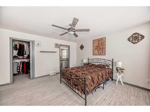 441 Devonia Way West, Lethbridge, AB - Indoor Photo Showing Bedroom