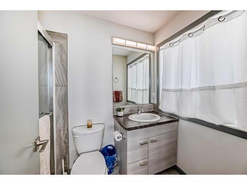 441 Devonia Way West, Lethbridge, AB - Indoor Photo Showing Bathroom