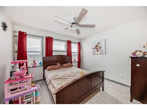 441 Devonia Way West, Lethbridge, AB - Indoor Photo Showing Bedroom