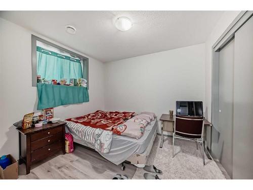 441 Devonia Way West, Lethbridge, AB - Indoor Photo Showing Bedroom