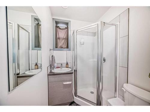 441 Devonia Way West, Lethbridge, AB - Indoor Photo Showing Bathroom