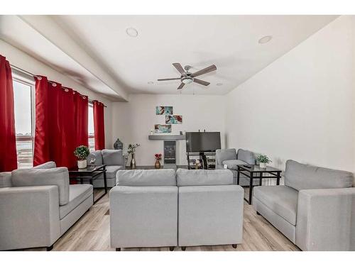 441 Devonia Way West, Lethbridge, AB - Indoor Photo Showing Living Room