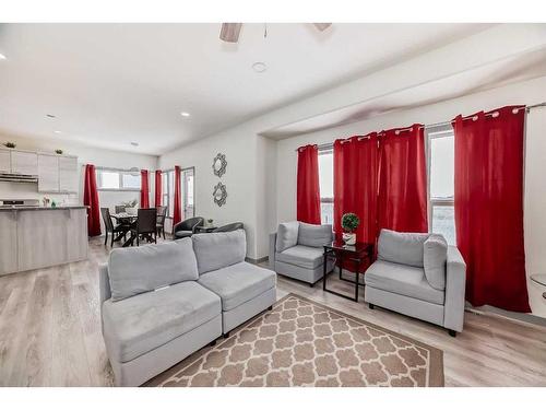 441 Devonia Way West, Lethbridge, AB - Indoor Photo Showing Living Room