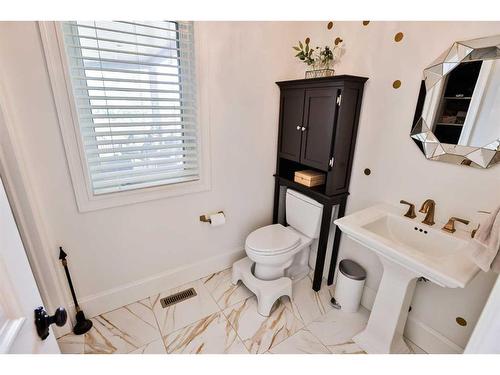 224010 Twp Rd 9-2, Rural Lethbridge County, AB - Indoor Photo Showing Bathroom