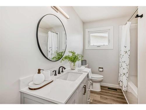 1911 20 Street North, Lethbridge, AB - Indoor Photo Showing Bathroom