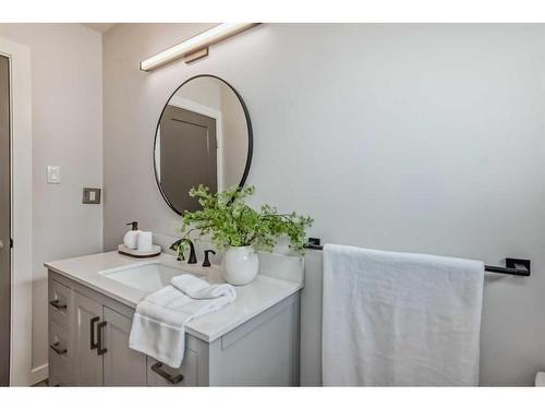 1911 20 Street North, Lethbridge, AB - Indoor Photo Showing Bathroom