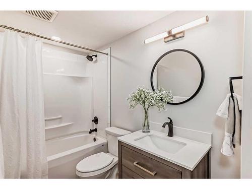 1911 20 Street North, Lethbridge, AB - Indoor Photo Showing Bathroom