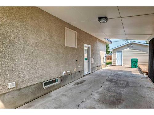 1911 20 Street North, Lethbridge, AB - Indoor Photo Showing Garage