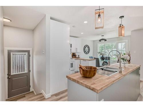 1911 20 Street North, Lethbridge, AB - Indoor Photo Showing Kitchen