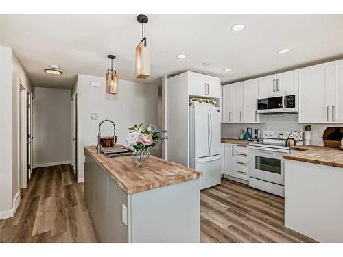 1911 20 Street North, Lethbridge, AB - Indoor Photo Showing Kitchen With Double Sink