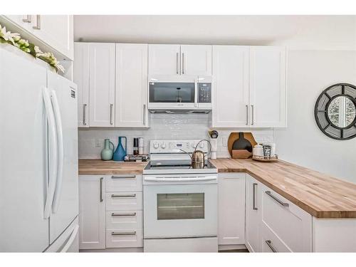 1911 20 Street North, Lethbridge, AB - Indoor Photo Showing Kitchen