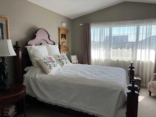 170 Crocus Terrace West, Lethbridge, AB - Indoor Photo Showing Bedroom