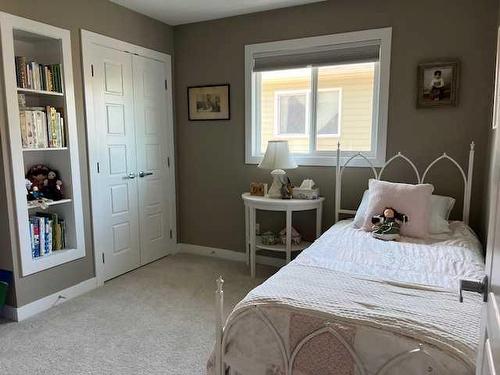 170 Crocus Terrace West, Lethbridge, AB - Indoor Photo Showing Bedroom