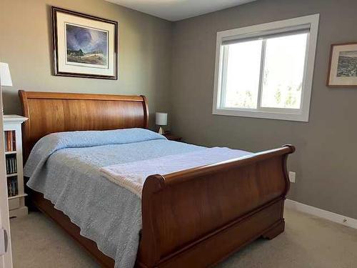 170 Crocus Terrace West, Lethbridge, AB - Indoor Photo Showing Bedroom