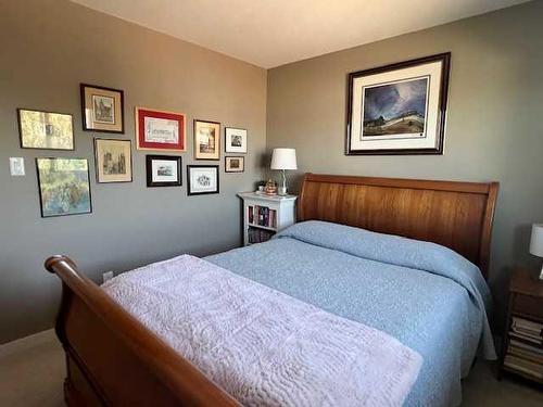 170 Crocus Terrace West, Lethbridge, AB - Indoor Photo Showing Bedroom