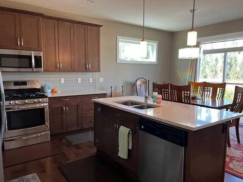 170 Crocus Terrace West, Lethbridge, AB - Indoor Photo Showing Kitchen With Double Sink