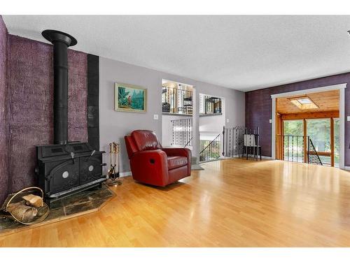 102-4042 Highway 587, Rural Red Deer County, AB - Indoor Photo Showing Living Room