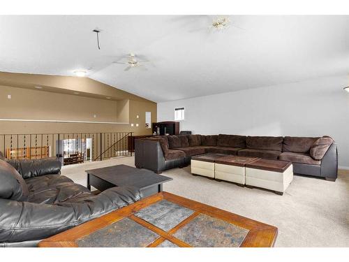 102-4042 Highway 587, Rural Red Deer County, AB - Indoor Photo Showing Living Room