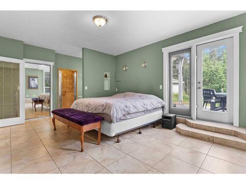 102-4042 Highway 587, Rural Red Deer County, AB - Indoor Photo Showing Bedroom