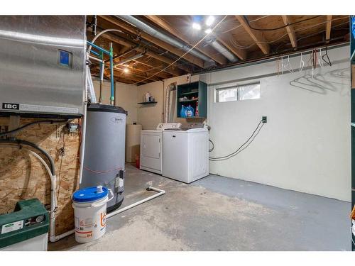 102-4042 Highway 587, Rural Red Deer County, AB - Indoor Photo Showing Laundry Room