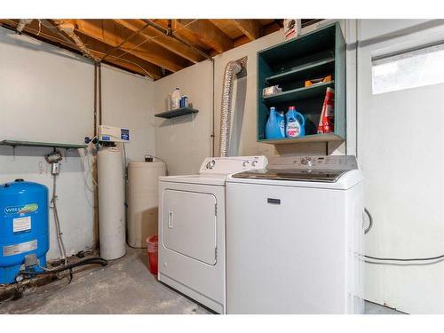 102-4042 Highway 587, Rural Red Deer County, AB - Indoor Photo Showing Laundry Room