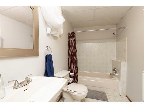 165 Lakhota Crescent West, Lethbridge, AB - Indoor Photo Showing Bathroom