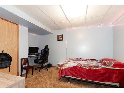 165 Lakhota Crescent West, Lethbridge, AB - Indoor Photo Showing Bedroom