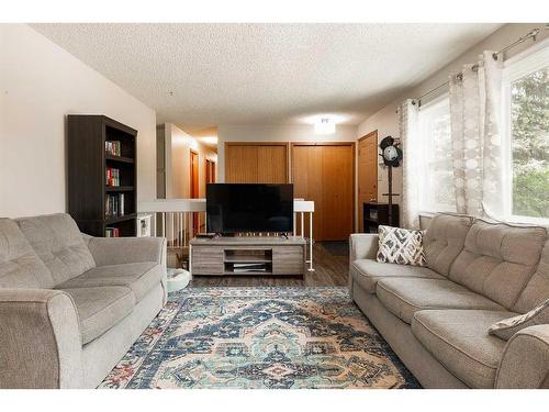 165 Lakhota Crescent West, Lethbridge, AB - Indoor Photo Showing Living Room