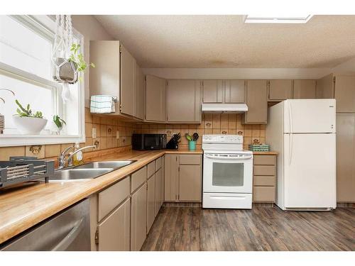 165 Lakhota Crescent West, Lethbridge, AB - Indoor Photo Showing Kitchen With Double Sink