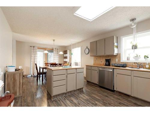 165 Lakhota Crescent West, Lethbridge, AB - Indoor Photo Showing Kitchen