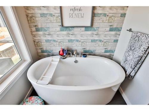 489 Devonia Way West, Lethbridge, AB - Indoor Photo Showing Bathroom