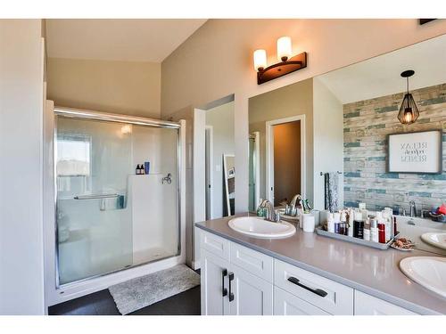 489 Devonia Way West, Lethbridge, AB - Indoor Photo Showing Bathroom