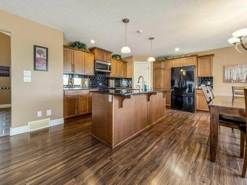 533 Sunridge Crescent West, Lethbridge, AB - Indoor Photo Showing Kitchen