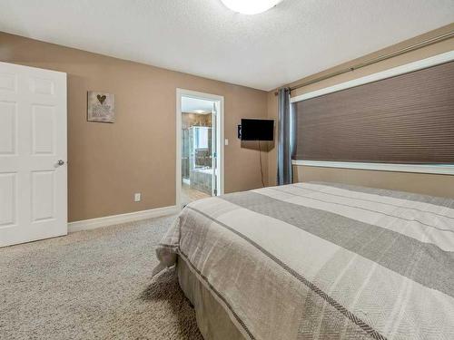 533 Sunridge Crescent West, Lethbridge, AB - Indoor Photo Showing Bedroom