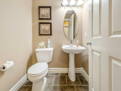 533 Sunridge Crescent West, Lethbridge, AB - Indoor Photo Showing Bathroom