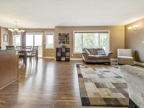 533 Sunridge Crescent West, Lethbridge, AB - Indoor Photo Showing Living Room