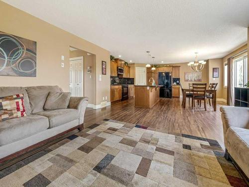 533 Sunridge Crescent West, Lethbridge, AB - Indoor Photo Showing Living Room