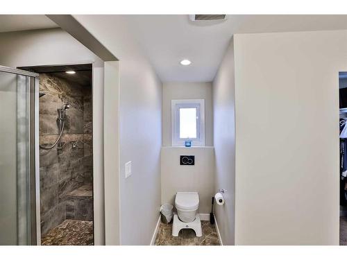 35 Church Avenue, Raymond, AB - Indoor Photo Showing Bathroom