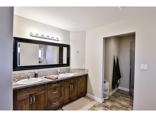 35 Church Avenue, Raymond, AB - Indoor Photo Showing Bathroom